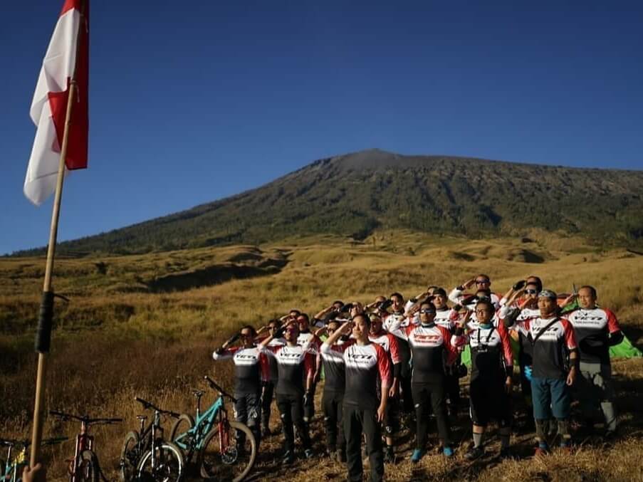 Upacara Bendera oleh YTI di Gunung Rinjani